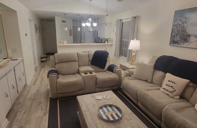 2-bedroom condo, 7-minute drive to Broadway at the Beach