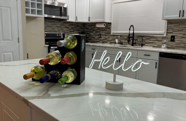 Charming 3-bedroom upstairs unit apartment with WiFi and AC in Virginia Beach!!!