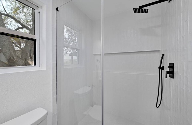 Charming 3-bedroom bungalow with WiFi and AC in brilliant Austin