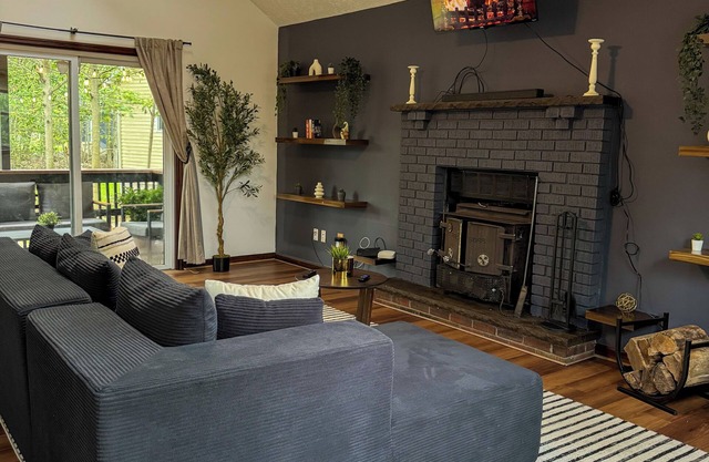 Charming 3-bedroom chalet with WiFi, AC in welcoming Tobyhanna