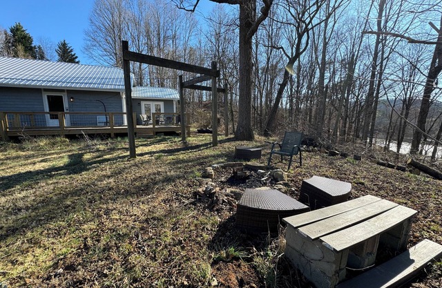 Charming 3-bedroom cottage in amazing Asheville with WiFi, AC