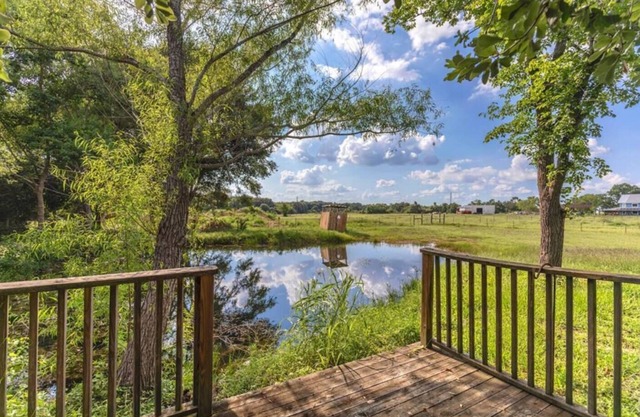 Charming 3-bedroom country cottage on a Small pond