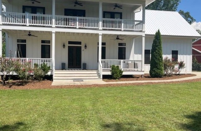 Charming 3-bedroom farmhouse with WiFi, AC in serene Asheville Fletcher area