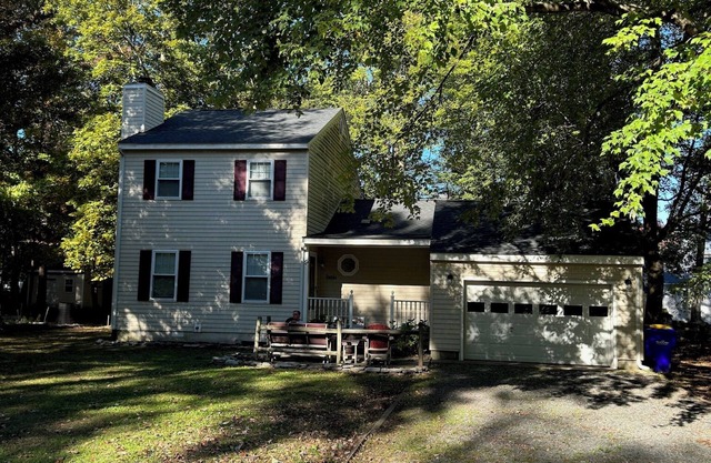 Charming 3-bedroom house with Screened deck, Community Bay/Pool Access and more!