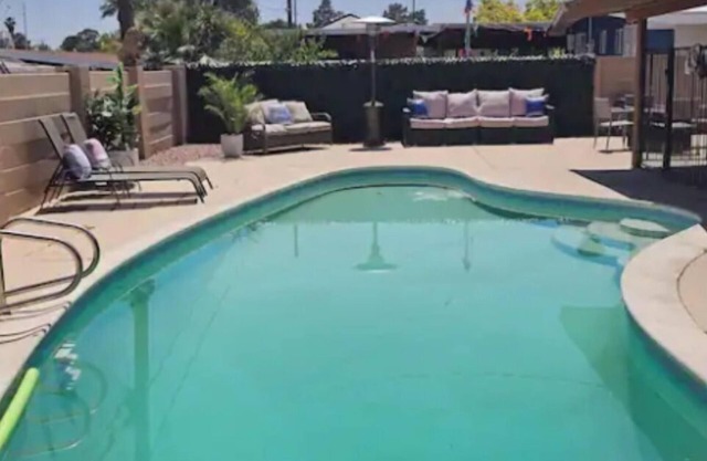 Charming 3-bedroom house with pool WiFi and AC in awesome Las Vegas. Enjoy