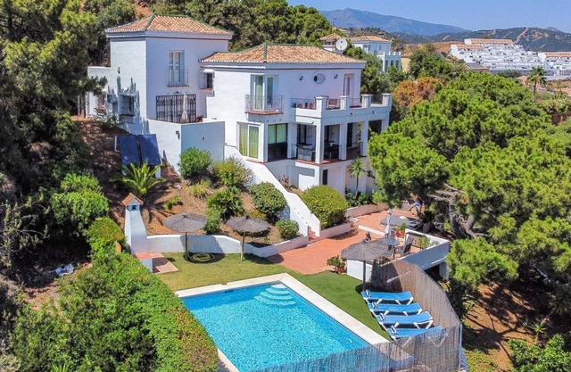 Encantadora casa de 3 habitaciones con piscina privada en Estepona