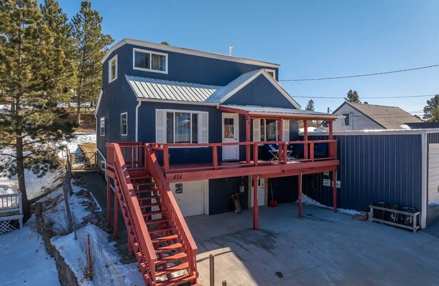 Charming 3-bedroom miners theme with WiFi and AC in fabulous Lead.
