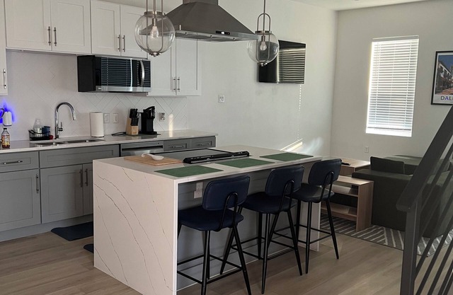 Charming 3-bedroom townhome in fantastic Dallas with AC