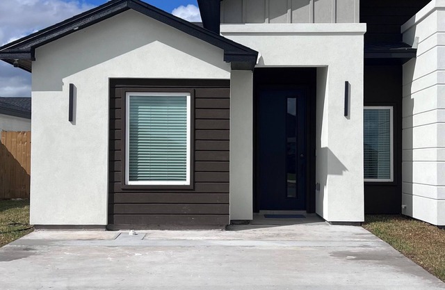 Charming 3-bedroom house in Brownsville minutes away from SpaceX!