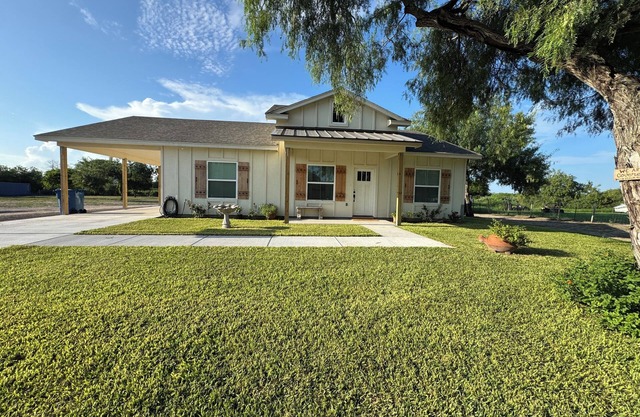 Charming 3-bedroom house in Brownsville Cozy and comfortable modern farmhouse.