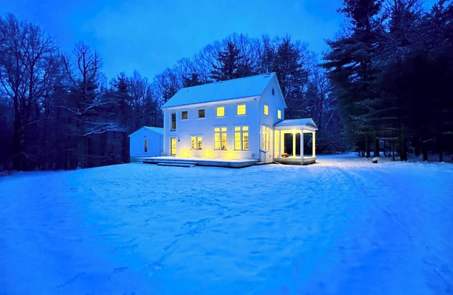 Charming 3-bedroom farm house in peaceful Stone Ridge with Hot Tub & Bocce court