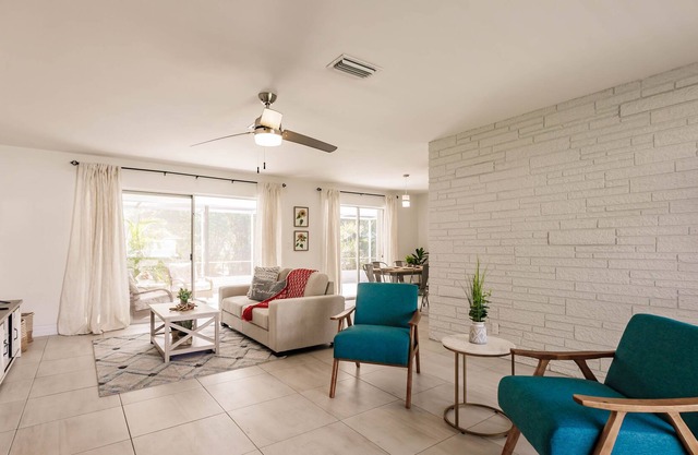 Charming 3bd 2 br Pet Friendly Workspace Beach house close to shopping
