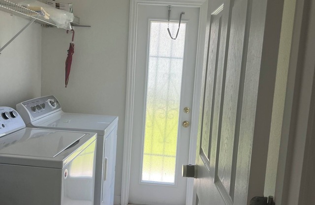 Charming 3bedroom house in Kissimmee with AC, WiFi. Close to Disney and Legoland