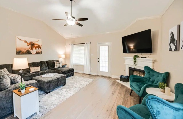 Charming 3BR Home Near Ft. Worth & Stockyards w/ King Bed, Covered Patio & Grill