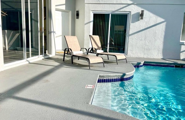 Charming 3BR home w/ pool & WiFi, fully equipped, just 27 mins from Disney!