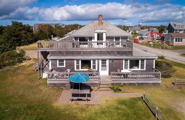 Charming 4-bedroom cottage in serene West Dennis, close to beach!
