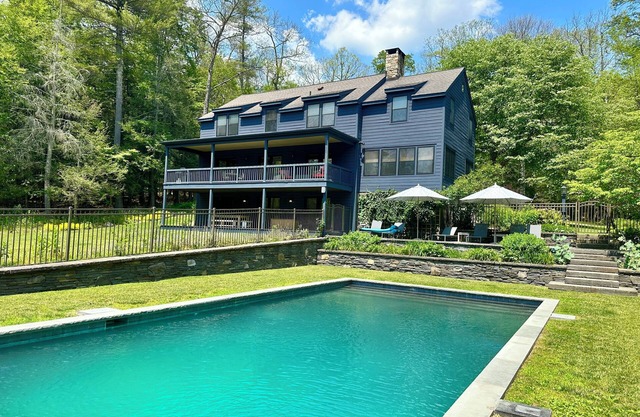 Charming 4-bedroom Luxe farmhouse with pool and sauna