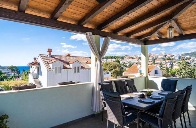 Charming 4-bedroom villa with WiFi, AC above sunset beach