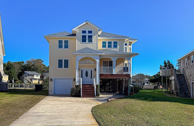 Charming 4BR waterfront home with Private Hot Tub