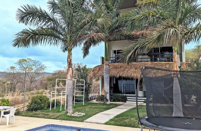 Charming 5-bedroom house with AC, WiFi in beautiful Bajos de Chila