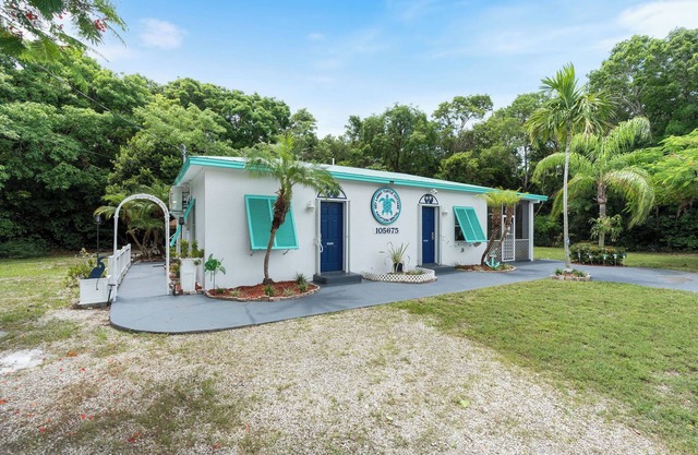 Tropical 2BR Cottage in Key Largo- Steps from Adventures, Surrounded by Serenity