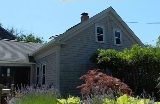 Casa encantadora y elegante de Cape Cod ubicada en el centro con un increíble espacio al aire libre