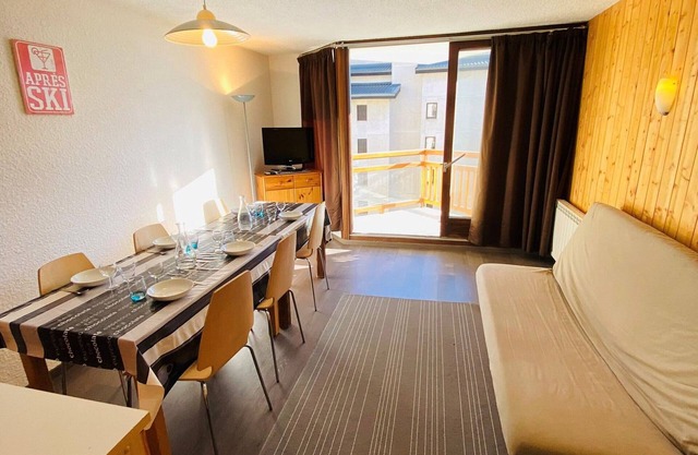 A pie de pistas, apartamento con balcón, TV y parking