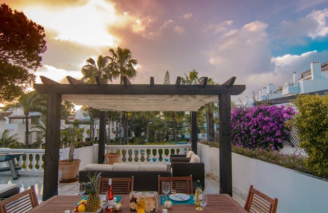 Encantador apartamento en White Pearl Beach con amplia terraza