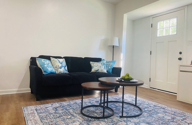 Charming Beach-Style 2-bedroom apartment - Near All the Action!