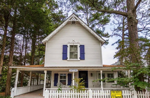 Charming Beach Cottage 'Suits Me' – Steps to Boardwalk & Cozy Living Spaces!