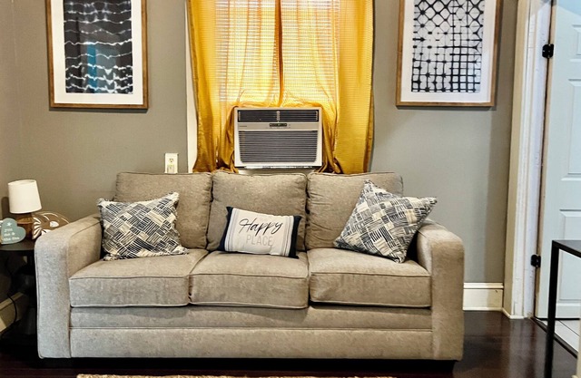 Charming Beachside Property Welcomes Pet-Loving Family-Just 7 Blocks Beach!