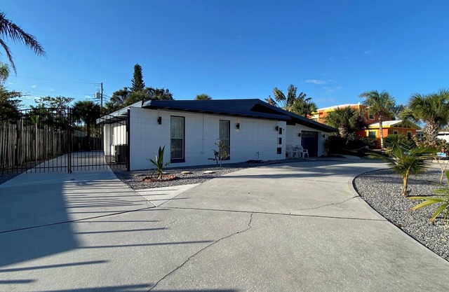 Charming Beachside Hideaway - Walking distance to the beach "600ft"