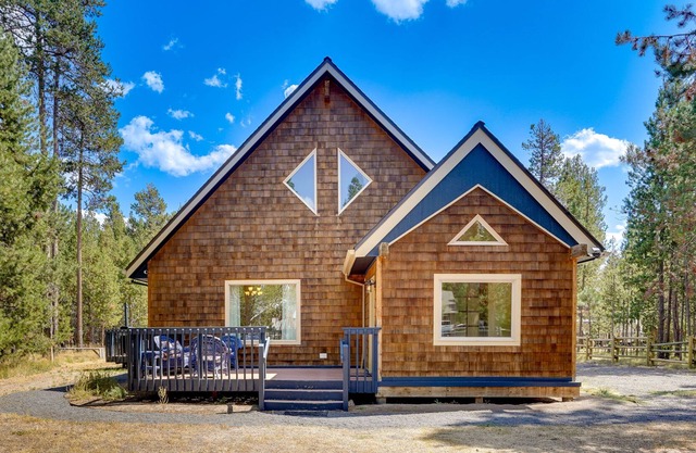 Charming Bend Cabin w/ Private Hot Tub & Fire Pit!