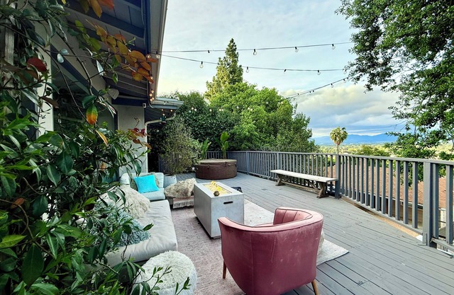 Charming bungalow house in Sherman Oaks w/ pool table, fire pit, hot tub & piano