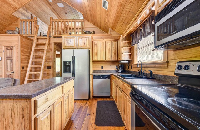 Charming Cabin w/ Decks & Fire Pit - Walk to River