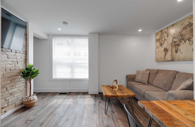 Charming Century 2 Bed, 2-Storey Apartment