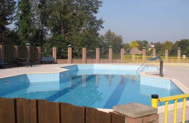 Encantador chalet a 5 km de la costa, con piscina y parque infantil.