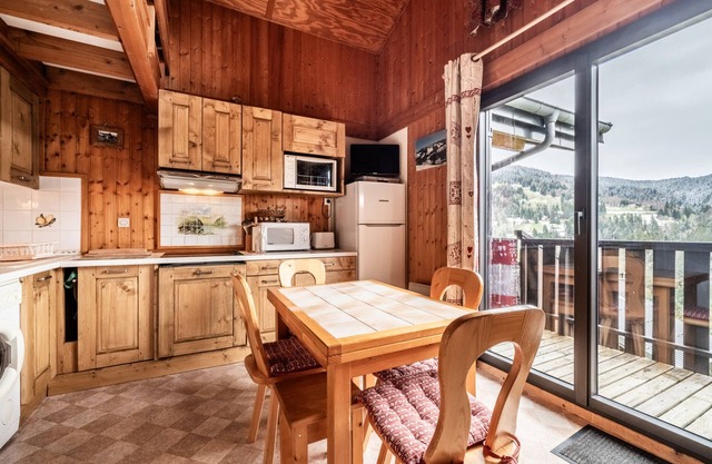 Chalet acogedor con vistas panorámicas, capacidad para 6 personas, ubicación tranquila, admite mascotas