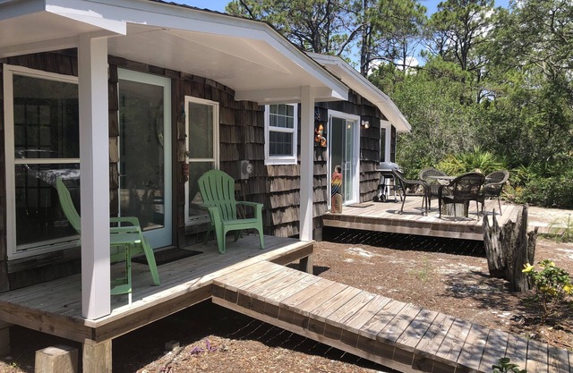 Charming coastal cottage, short walk to both beach and bay, pet friendly!