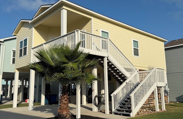 Charming Coastal Cottage with Community Pool