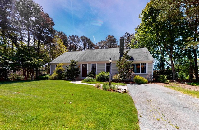 Charming coastal home with grill, furnished deck, grill, streaming & fast WiFi
