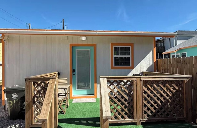 Charming Cottage, 700ft from Beach
