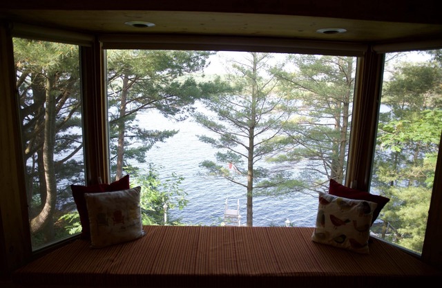 Charming Cottage In Muskoka, on Lake Joe, Minutes from Golf & Winter Activities