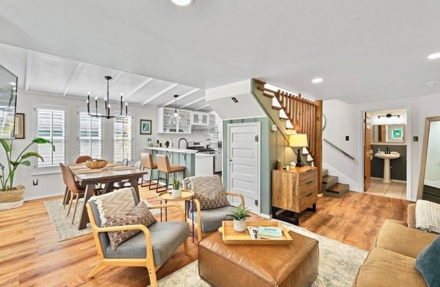 Charming Cottage! Sleeps 8, Close to Beach, Downtown/Festival Grounds