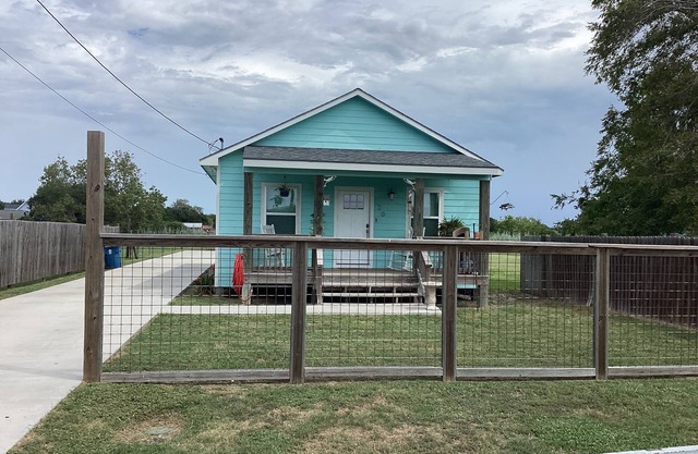 Charming cottage style home meticulously kept and perfectly situated in Rockport