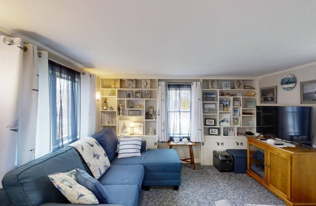 Charming Cottage Close to Hedge Row and Englewood Beaches