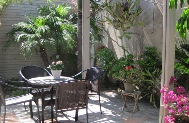Cottage con Encanto W / Garden es refugio idílico en el ambiente urbano