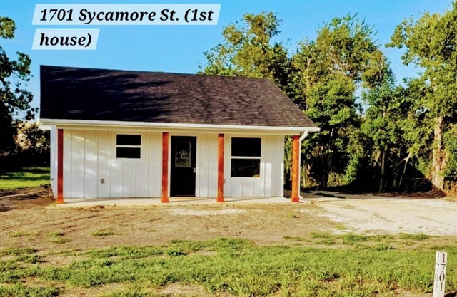 Charming Country Cottage on 1 acre in the City. 2-bdrm 1 ba