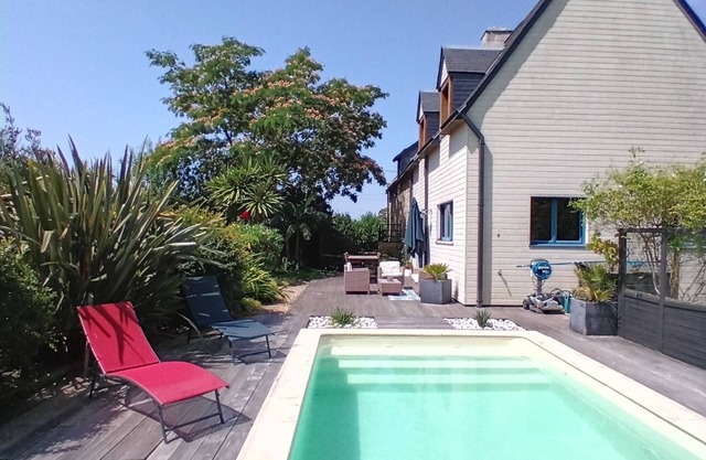 Charming country house with swimming pool in Vannes for family vacations