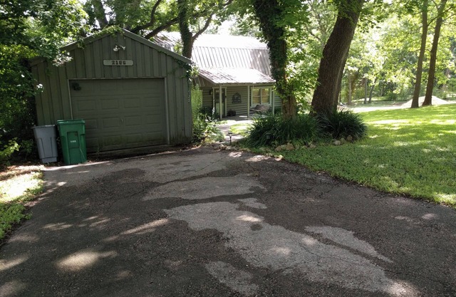 Charming Cozy 2-bedroom cabin with WiFi, in enchanting Canyon Lake on the River